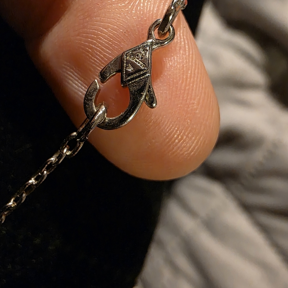 USED....Elegant Silver With A  White Shell Clover Necklace. - Picture 8 of 8